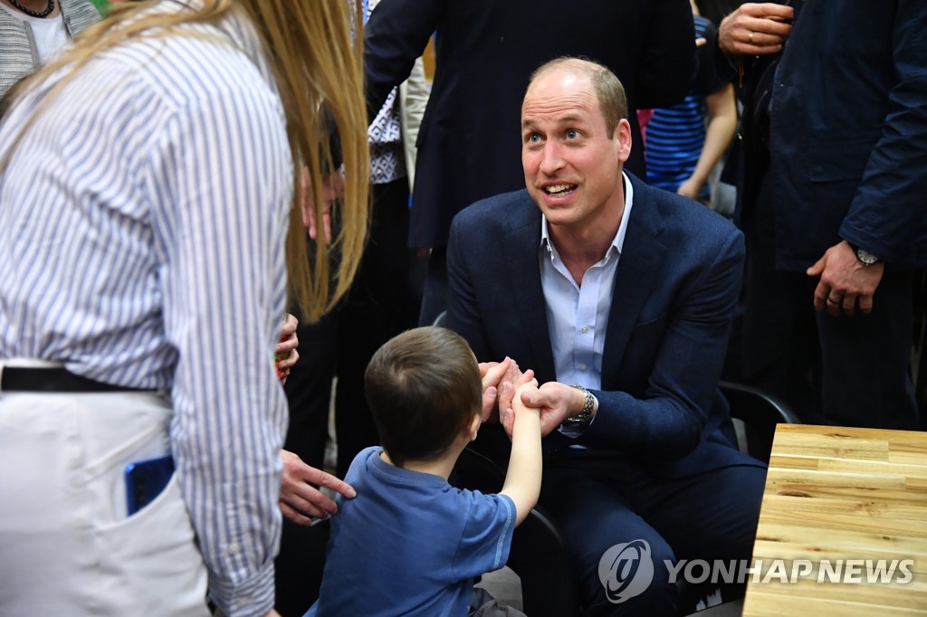 윌리엄 英왕세자 폴란드 깜짝 방문…우크라 아이들과 탁구