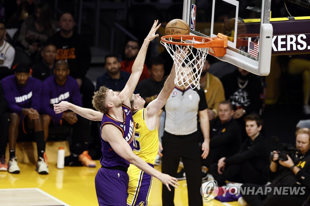 리브스 25점 맹활약…NBA 레이커스, 피닉스 잡고 다시 10위로