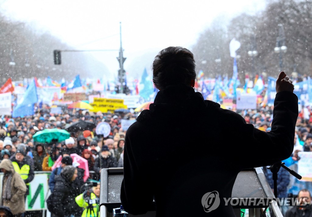 독일 총리 "우크라 관자놀이에 총구 겨누고 평화협상 불가"