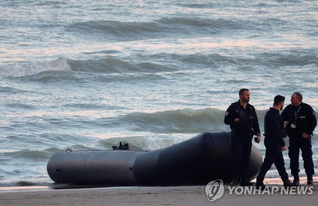 영국, 영불해협 건넌 밀입국자 '무조건 추방' 추진