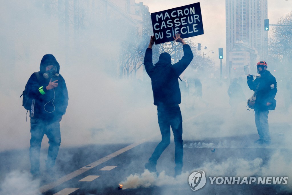 도로 봉쇄하고 전기 끊고…佛 연금개혁 반대시위 참가인원 최다