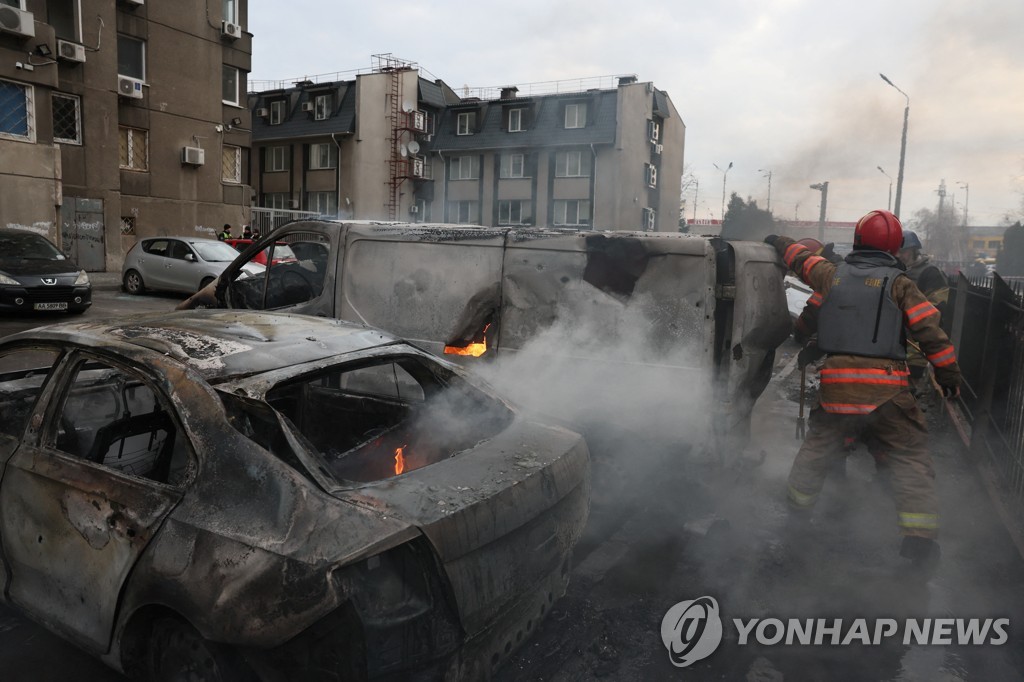 '바흐무트 점령 기세' 러, 우크라 전역에 대규모 미사일 공습