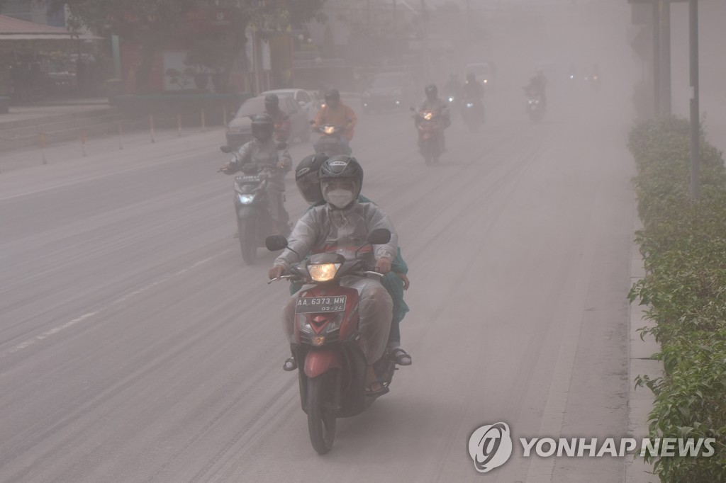 인도네시아 므라피 화산 또 폭발…화산재 분출하고 용암도 흘러