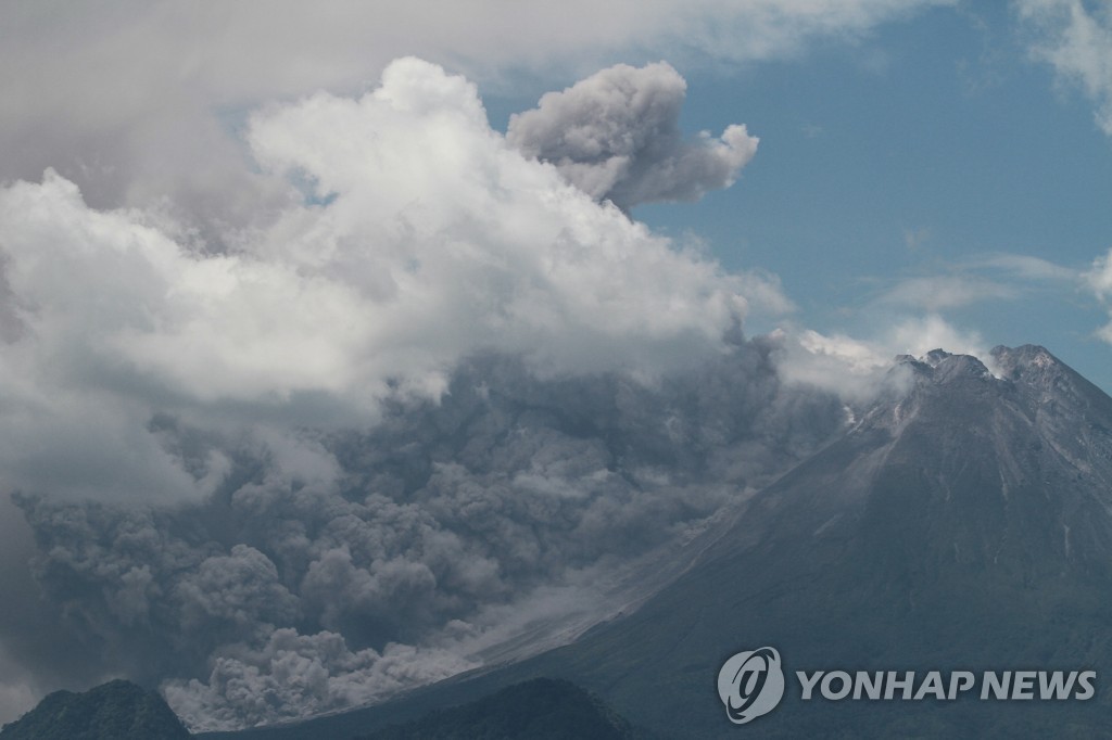 인도네시아 므라피 화산 또 폭발…화산재 분출하고 용암도 흘러