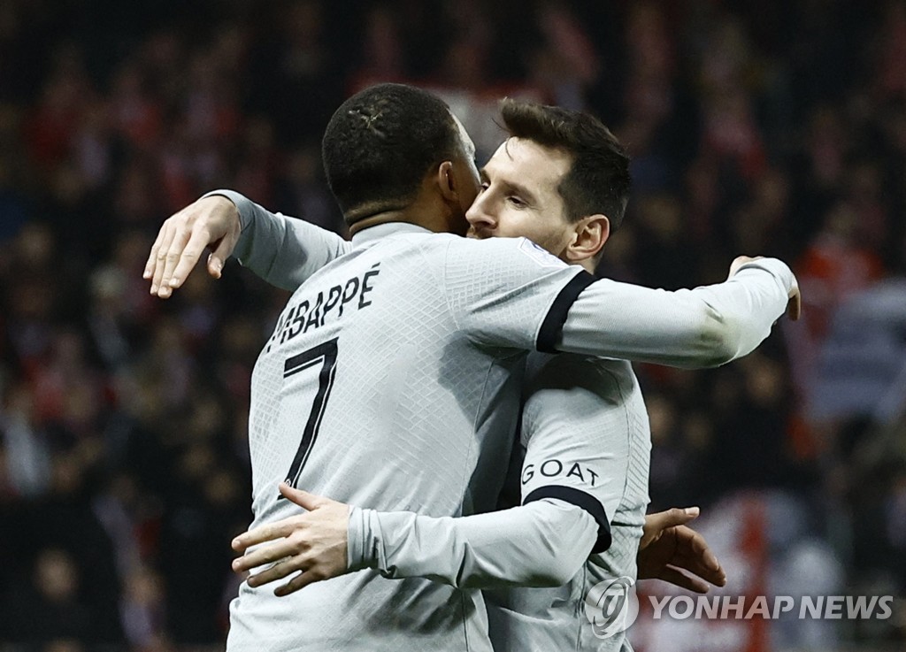 메시, 클럽 통산 300도움 금자탑…PSG 1부 3천번째 득점 도와