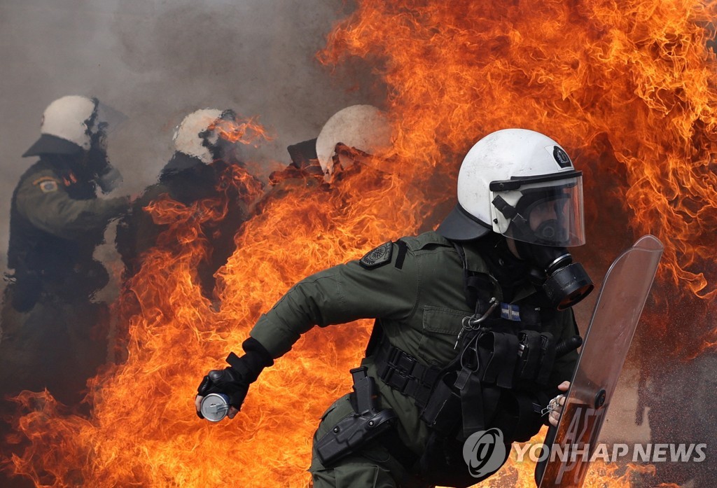 그리스 '꺼지지 않는 분노'…총파업 전국 마비·시위 격화