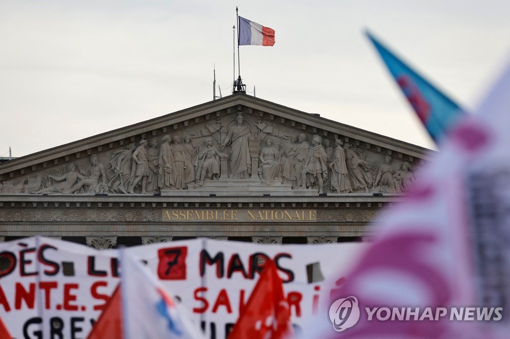 연금개혁 정치적 타협 실패한 마크롱…야당·노조 강력 반발