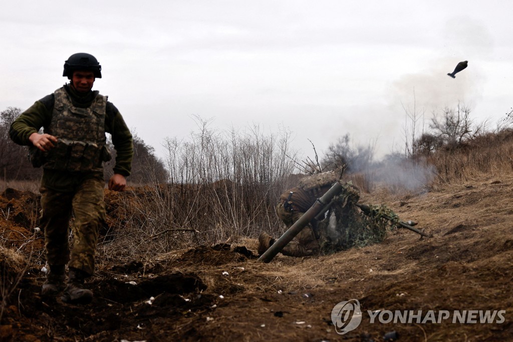 격전지 바흐무트에 포탄 퍼붓는 우크라…미국도 말릴 정도