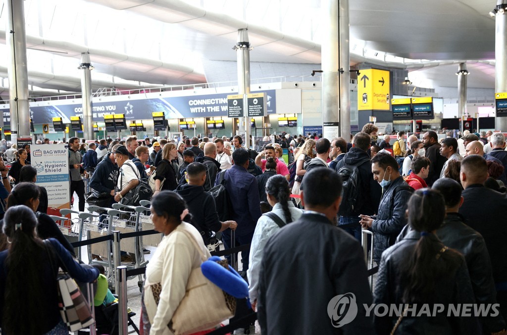 영국 파업에 여권발급 지연·히스로 공항 차질 전망