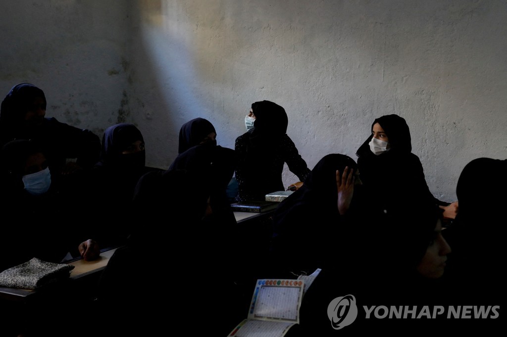 탈레반 여성교육 금지, 내부서 조용한 역풍…비밀학교 확산