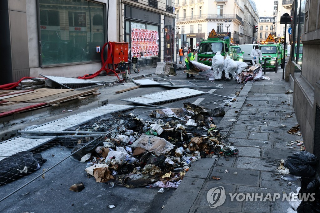 프랑스 시위는 '경찰활극'…몽둥이로 얼굴 때리고 최루가스