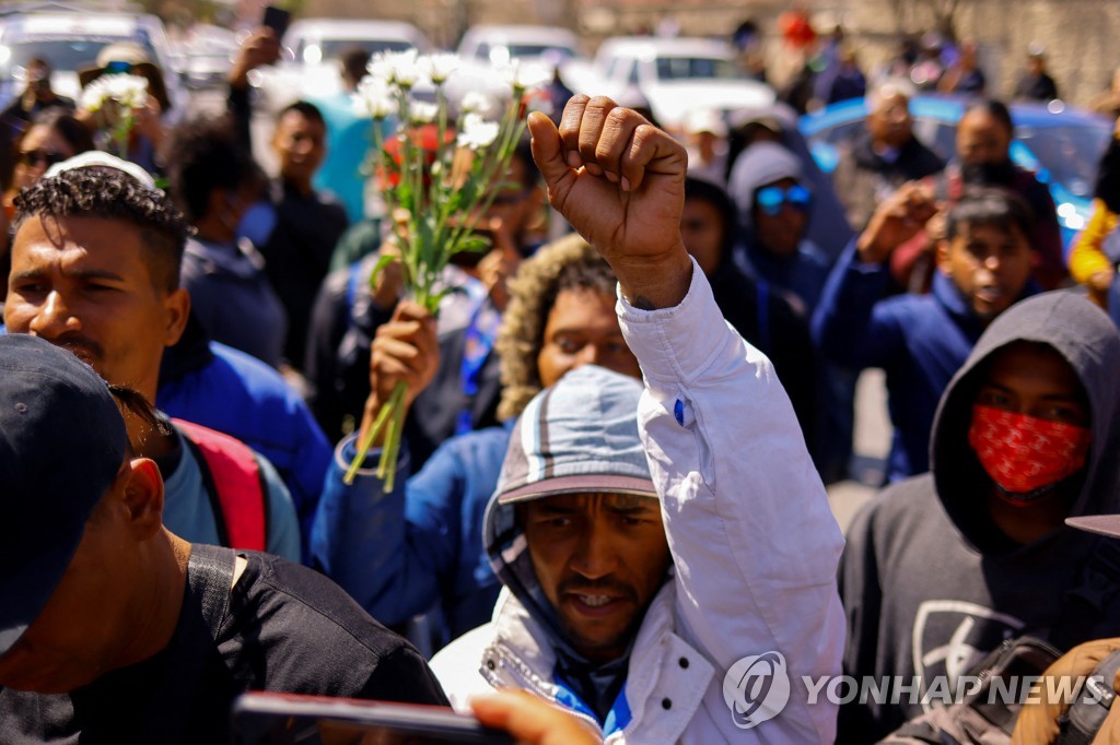 "직원, 문 잠근채 현장 떠나"…멕시코이민청 화재, 사망40명으로(종합)