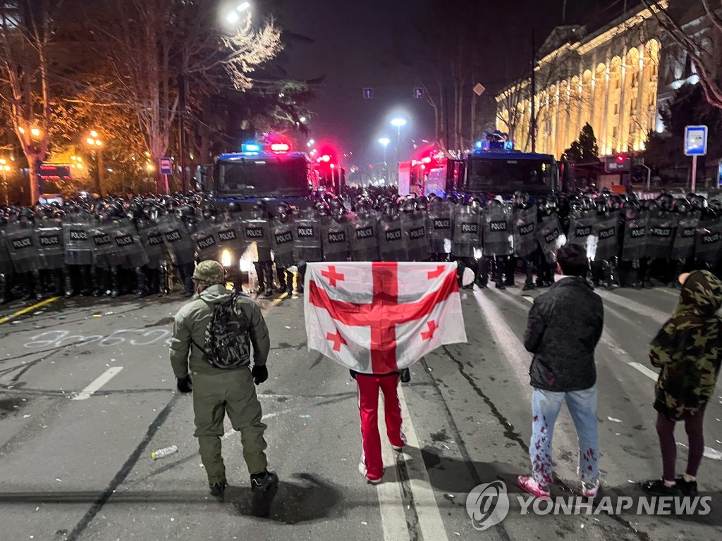 "러시아식 악법 반대" 조지아 언론통제법안에 맞서 시위 격화
