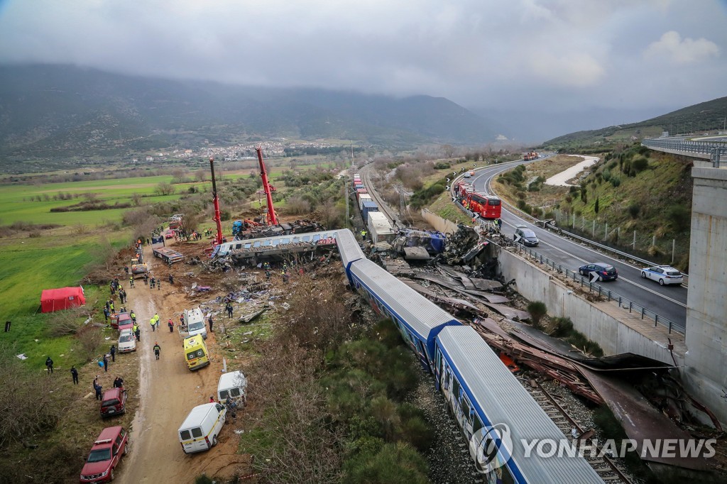 그리스 열차사고 사망 최소 43명…후진국형 참변 속 국가애도