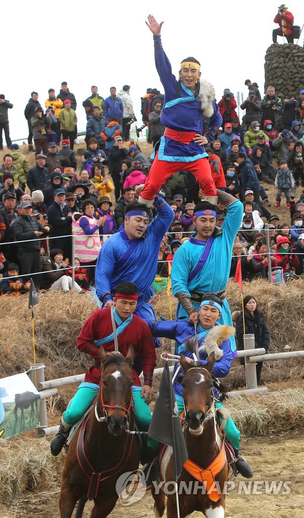 [다시! 제주문화] (54)"멀쩡한 오름에 불은 왜 놓을까?"…제주들불축제 유래는