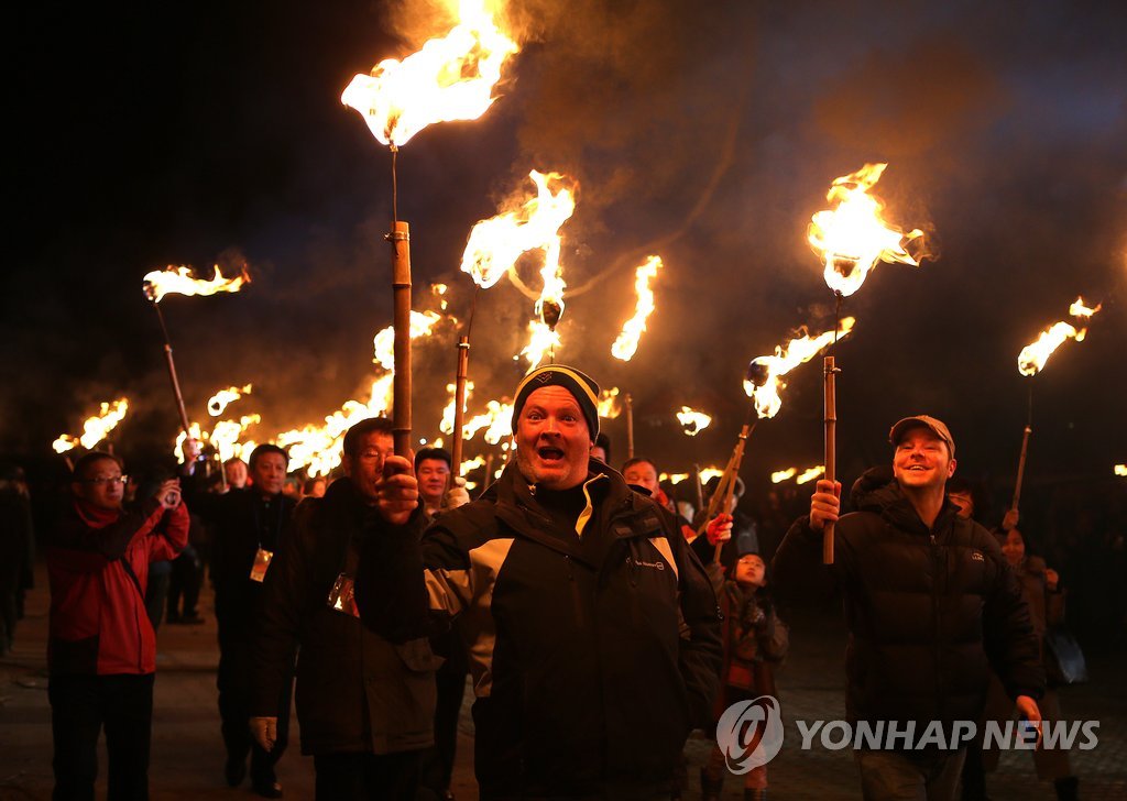 [다시! 제주문화] (54)"멀쩡한 오름에 불은 왜 놓을까?"…제주들불축제 유래는