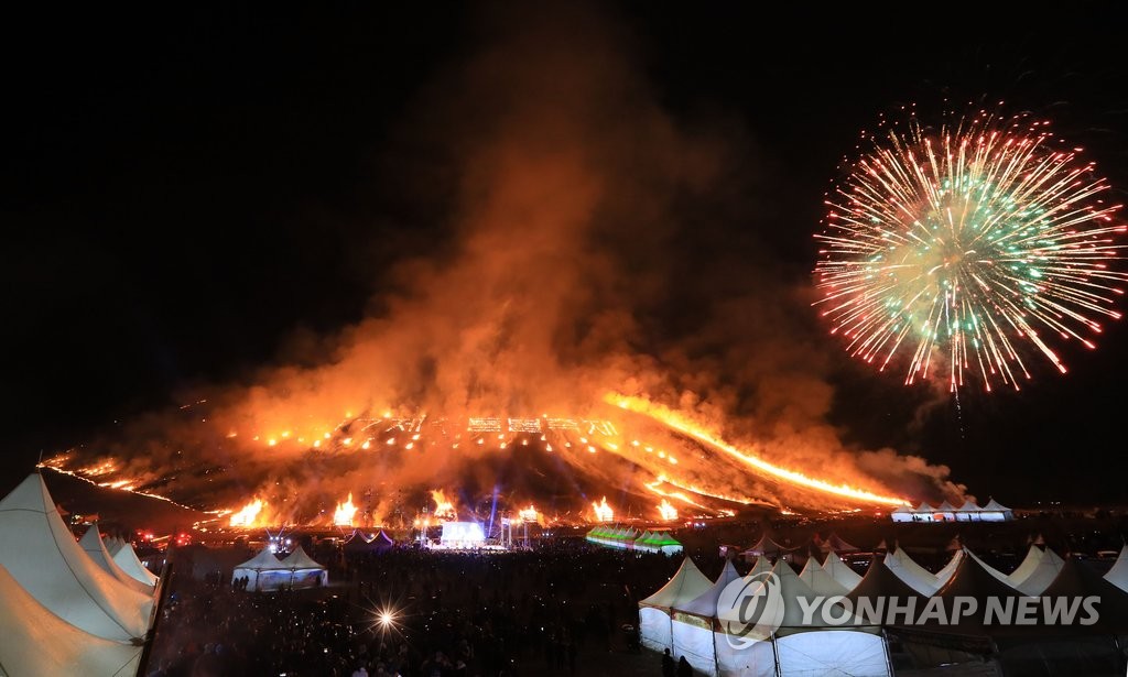 [다시! 제주문화] (54)"멀쩡한 오름에 불은 왜 놓을까?"…제주들불축제 유래는