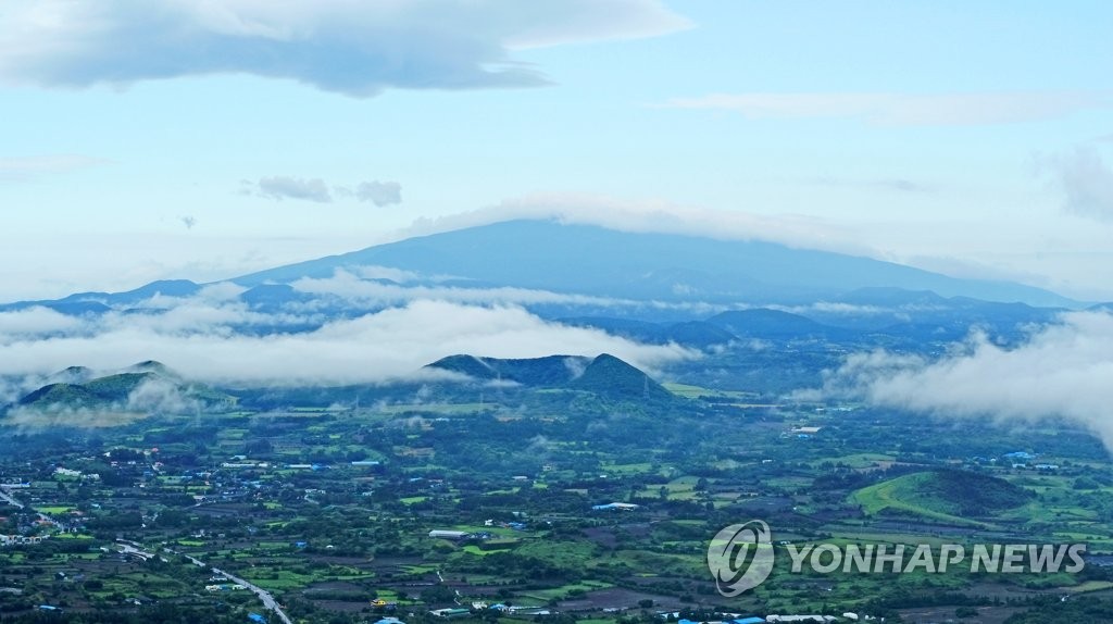 제주 흐리다 오후부터 구름 많아…낮 최고 12∼16도