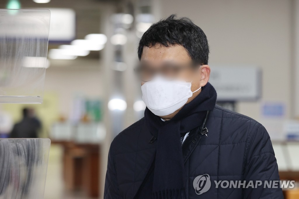 '故김홍영 검사 폭행' 前부장검사 징역 8개월 확정