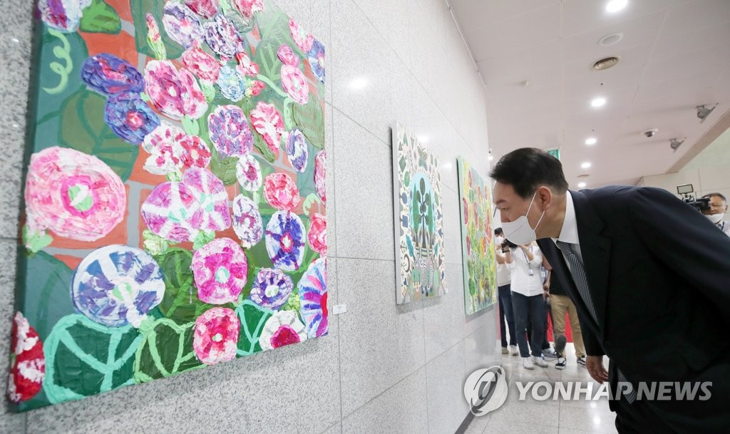 대통령실 로비에 대형 LED전광판…외빈에 '한국의 美' 홍보