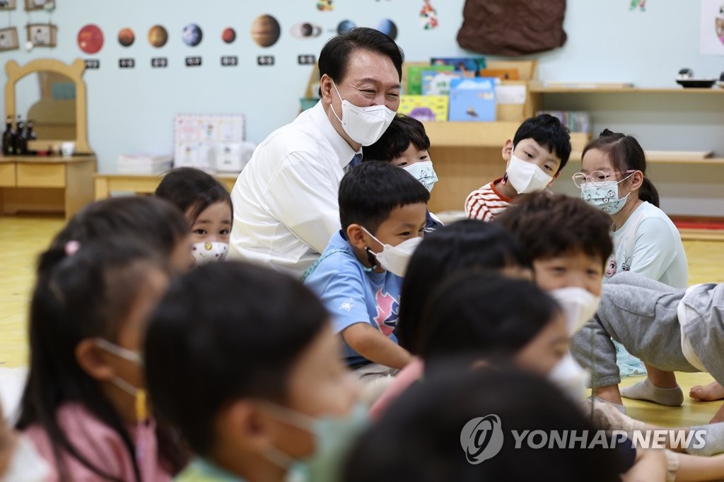 尹대통령 "마스크 벗고 3년만 입학식…돌봄·교육 더 튼튼히"