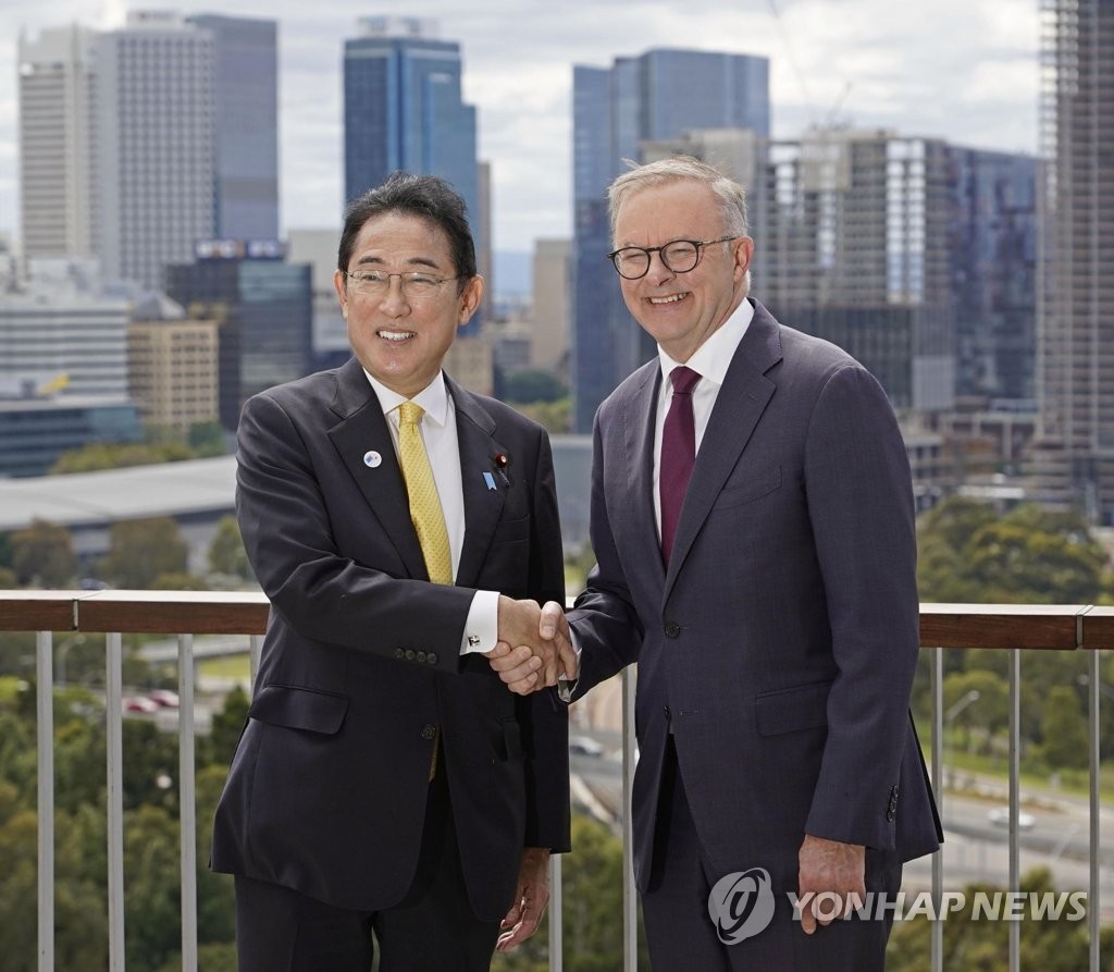 기시다, 호주 총리에 "핵잠수함 도입 지지…지역 평화에 기여"