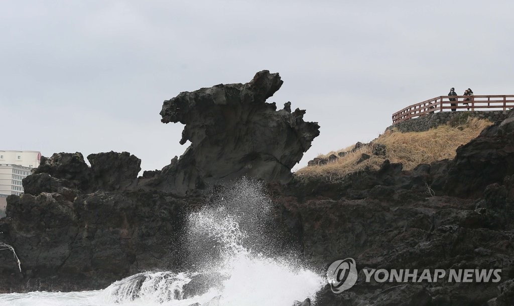 제주 흐리고 낮 한때 비…미세먼지 '나쁨'