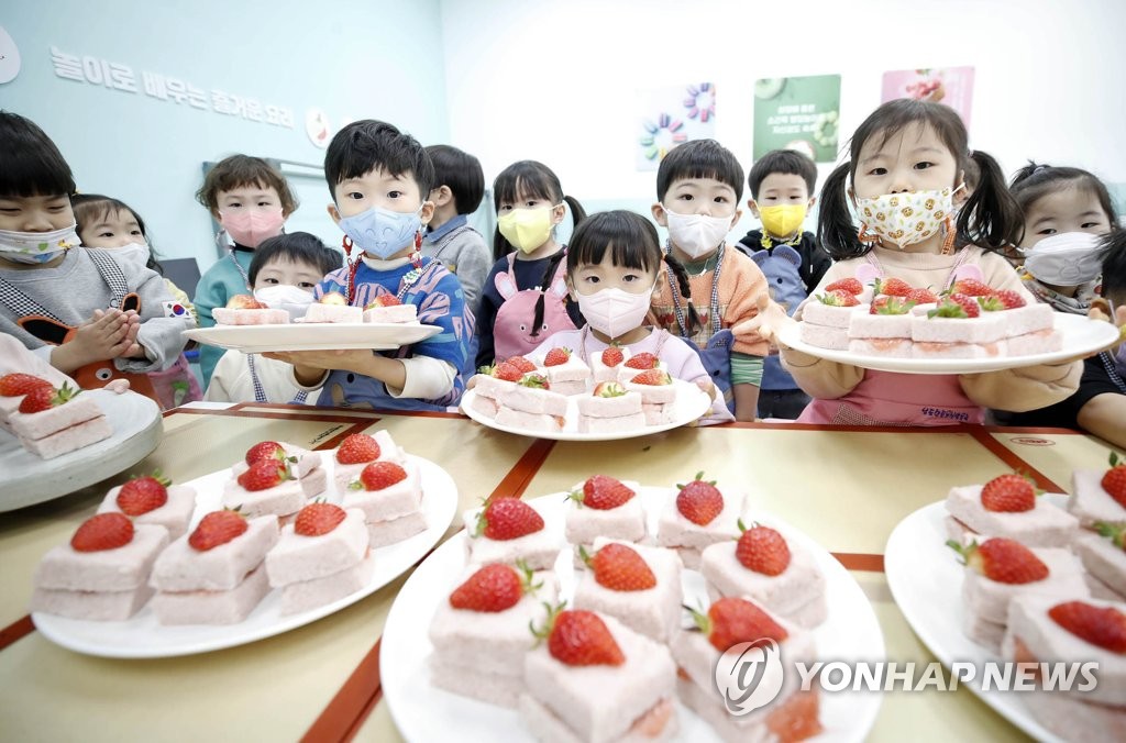 어린이집도 '일상회복'…발열검사 의무 폐지·식사가림막 자율로