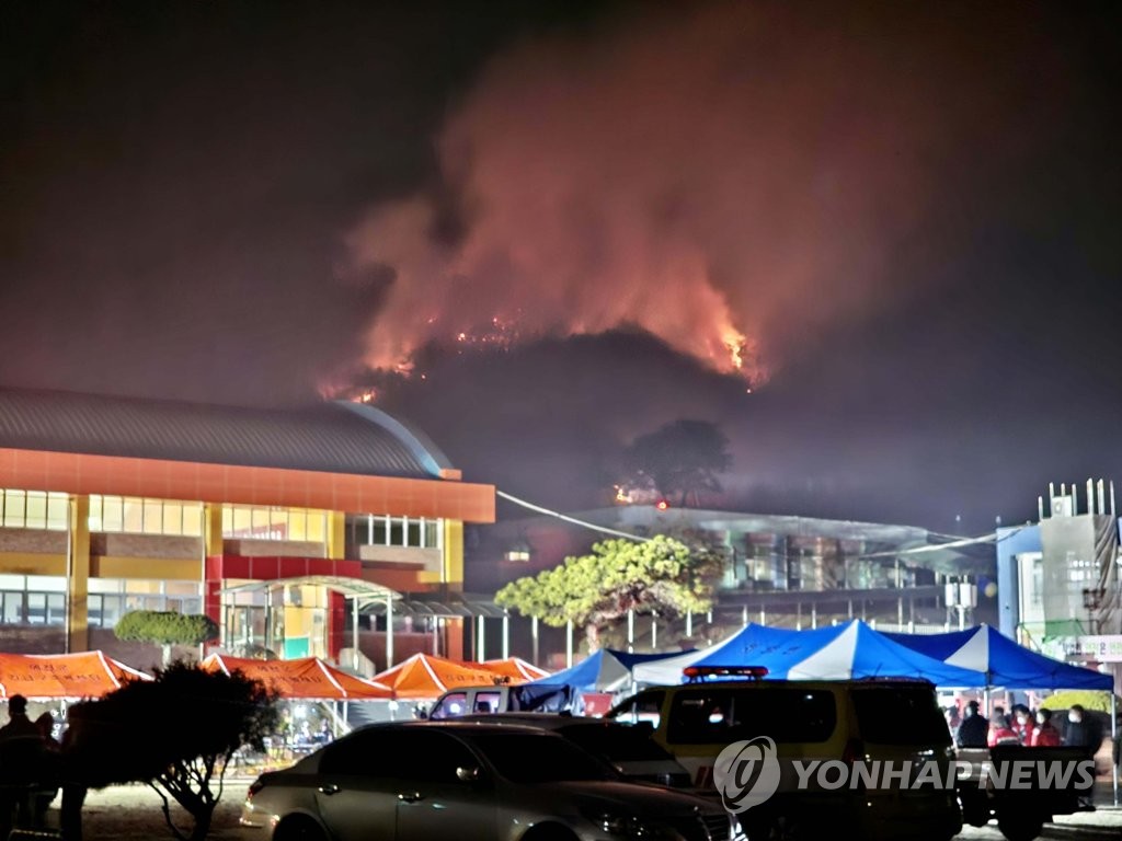 경북 예천 산불 밤새 소강상태…날 밝으면 진화 재개