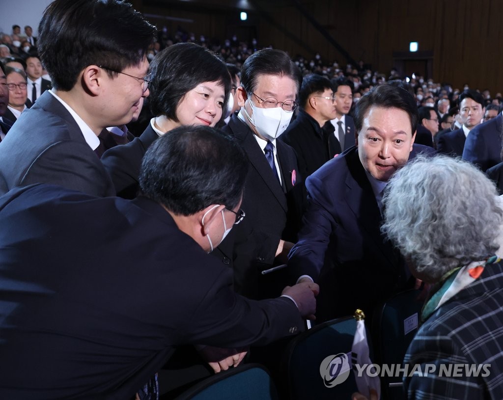 3·1절 '5분 메시지' 내놓은 尹…이재명과는 '대화없이' 악수만