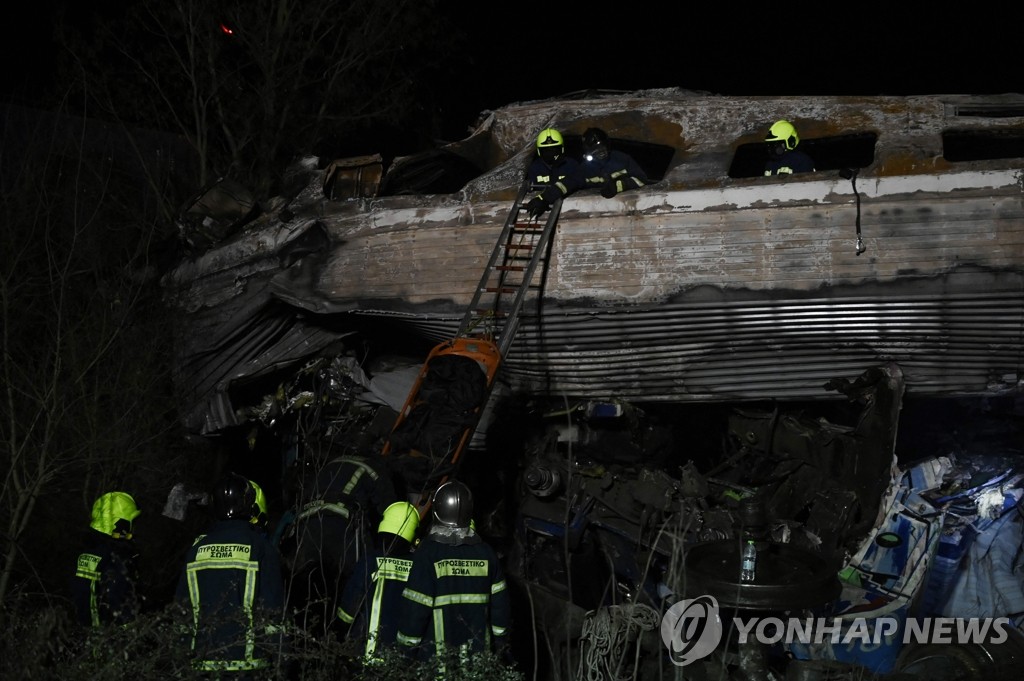 축제 갔다오다 참변…그리스 열차충돌, 최소36명 사망·85명 부상