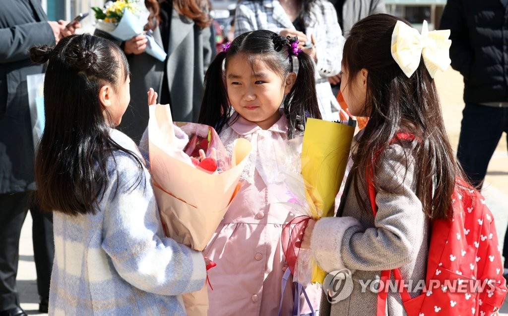 "더 반가워요"…4년만의 대면 입학식에 '함박웃음'(종합)