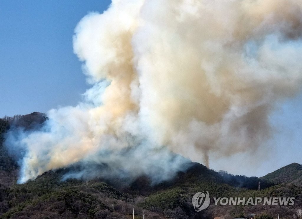 경북 김천 '산불 1단계' 발령…헬기 14대 진화 중(종합)