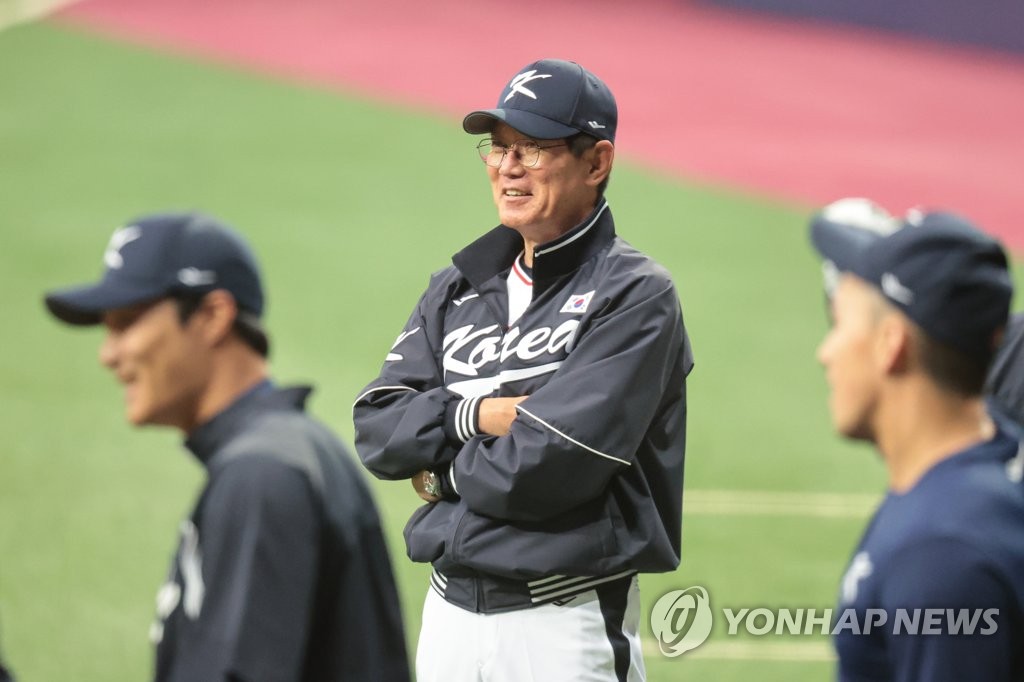 [WBC 캠프] 이강철 감독 "타순 거의 나와…투수는 SSG전 치르고 결정"