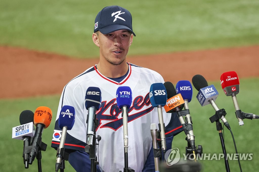 [WBC 캠프] 이강철 감독 "타순 거의 나와…투수는 SSG전 치르고 결정"