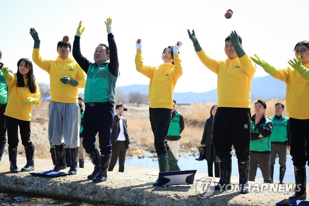 김건희 여사, 포항 죽도시장 방문…하천정화 봉사도