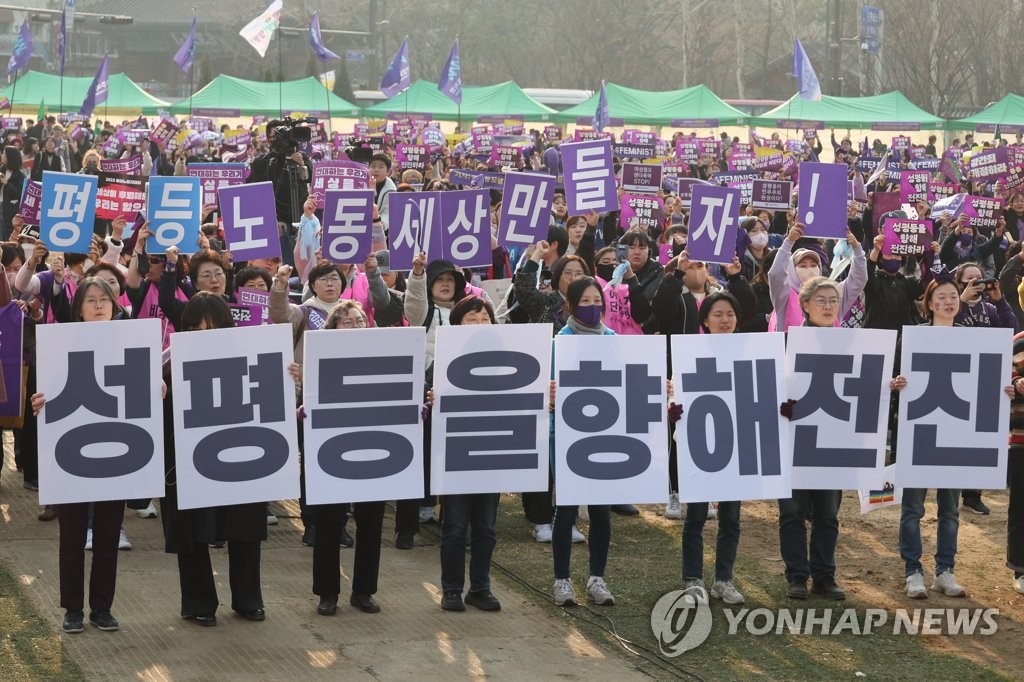 머리 기르고 화장하고…사회생활 편견 부딪힌 '탈코르셋'