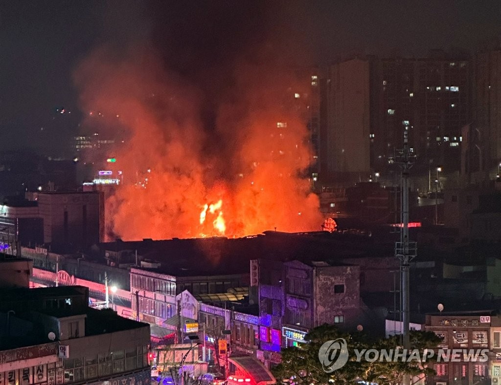 폭격 맞은 듯한 인천 현대시장…뛰쳐나온 상인들 망연자실