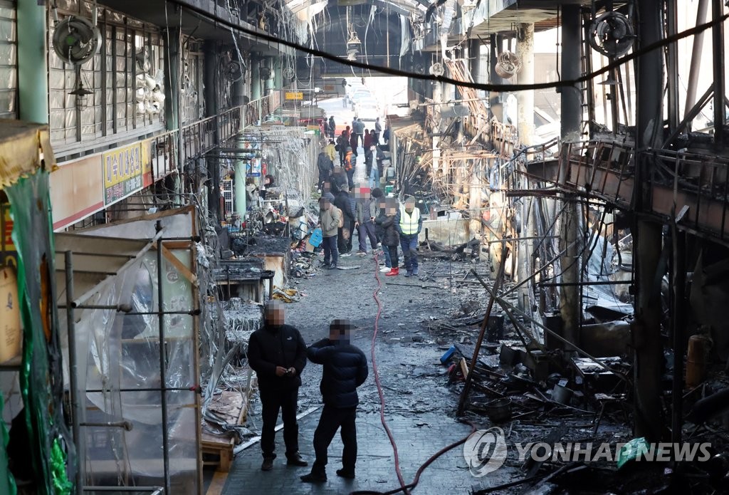 폭격 맞은 듯한 인천 현대시장…뛰쳐나온 상인들 망연자실
