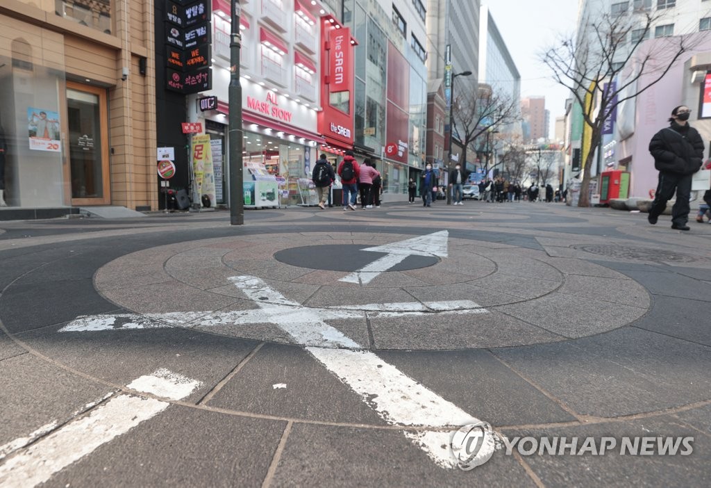 물가 자극 피하면서 내수 진작?…정부, '스마트 대책' 고심