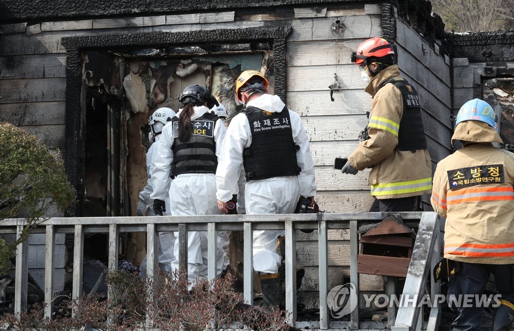 소방관 숨진 김제 주택 화재 합동감식 "목재 집, 순식간에 번져"