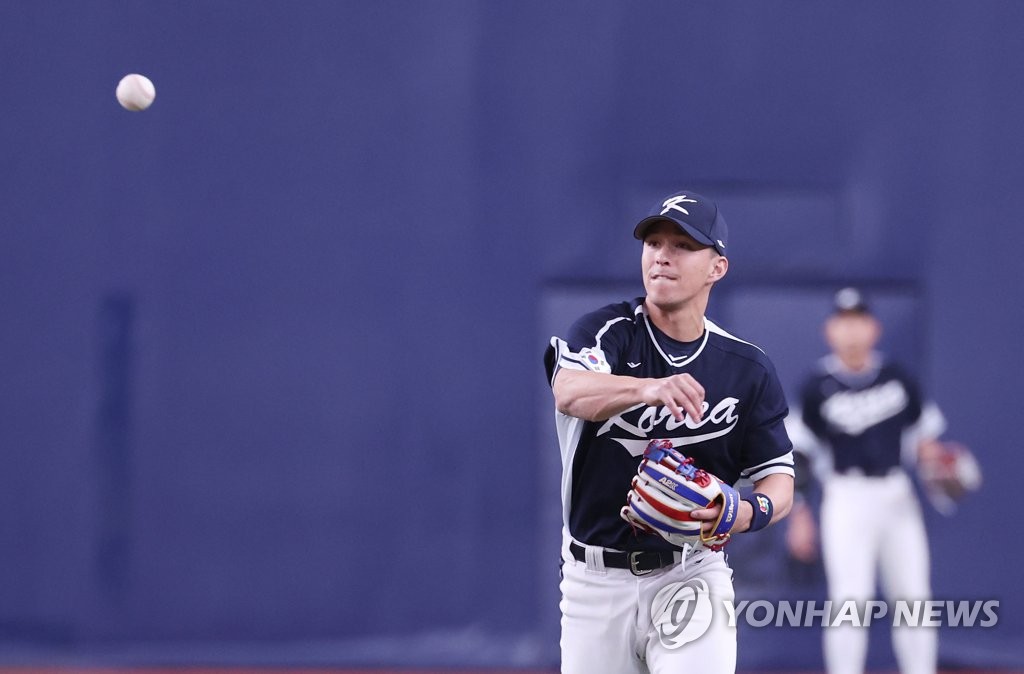 [WBC] 애국가에 가슴 손 얹은 에드먼 "한국 대표 자랑스러운 마음에"