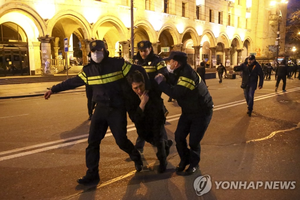 조지아 시위사태 일단 봉합됐지만…'친러 대 친서방' 갈등 여전