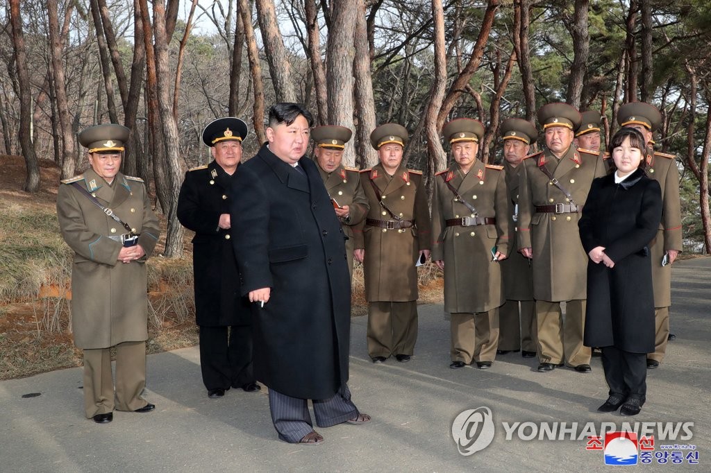 김정은, 딸 '주애'와 전술유도무기 발사 참관…南비행장 겨냥(종합)