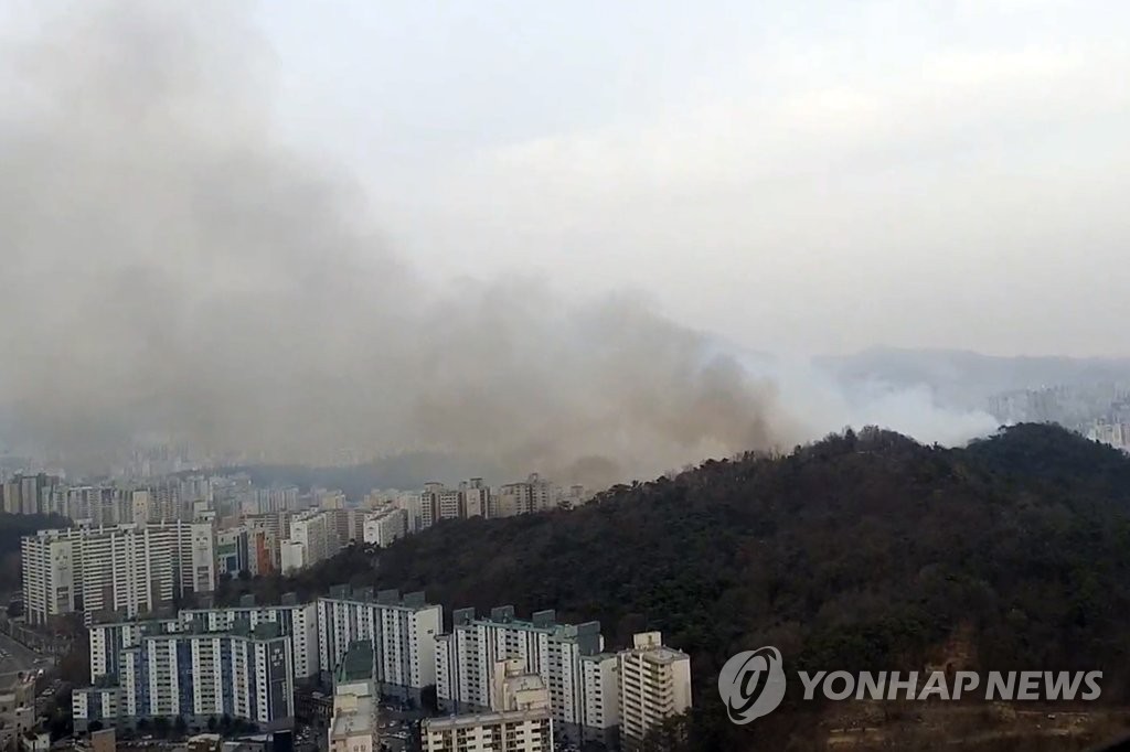 광주 운암산 산불 야간 진화로 큰불 잡혀…잔불 정리 중(종합)