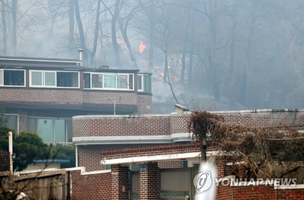 "훨훨 타며 무섭게 다가와" 광주 운암산 산불에 주민들 발 동동