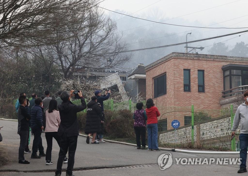 광주 운암산 산불 야간 진화로 큰불 잡혀…잔불 정리 중(종합)