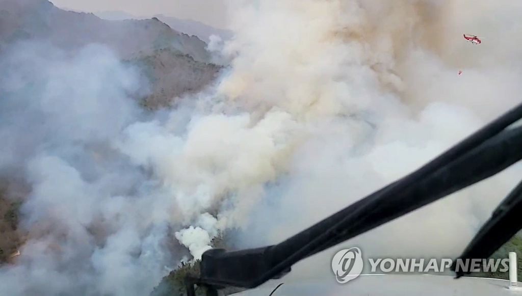 비 기다려야 하나…경남 하동 산불, 연무로 헬기 진화 어려움