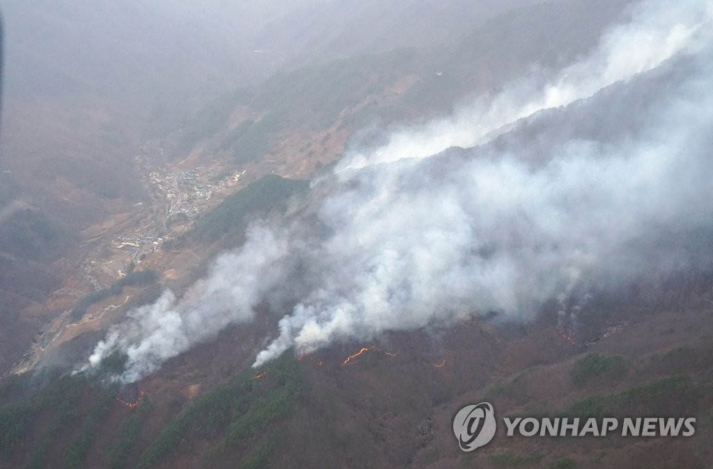 비 기다려야 하나…경남 하동 산불, 연무로 헬기 진화 어려움