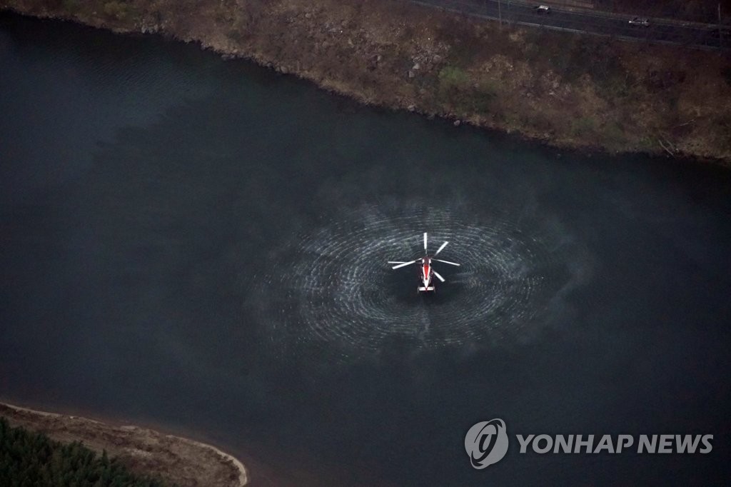 밤샘 진화인력 사투·봄비 합작…확산 우려 하동 산불 잡아